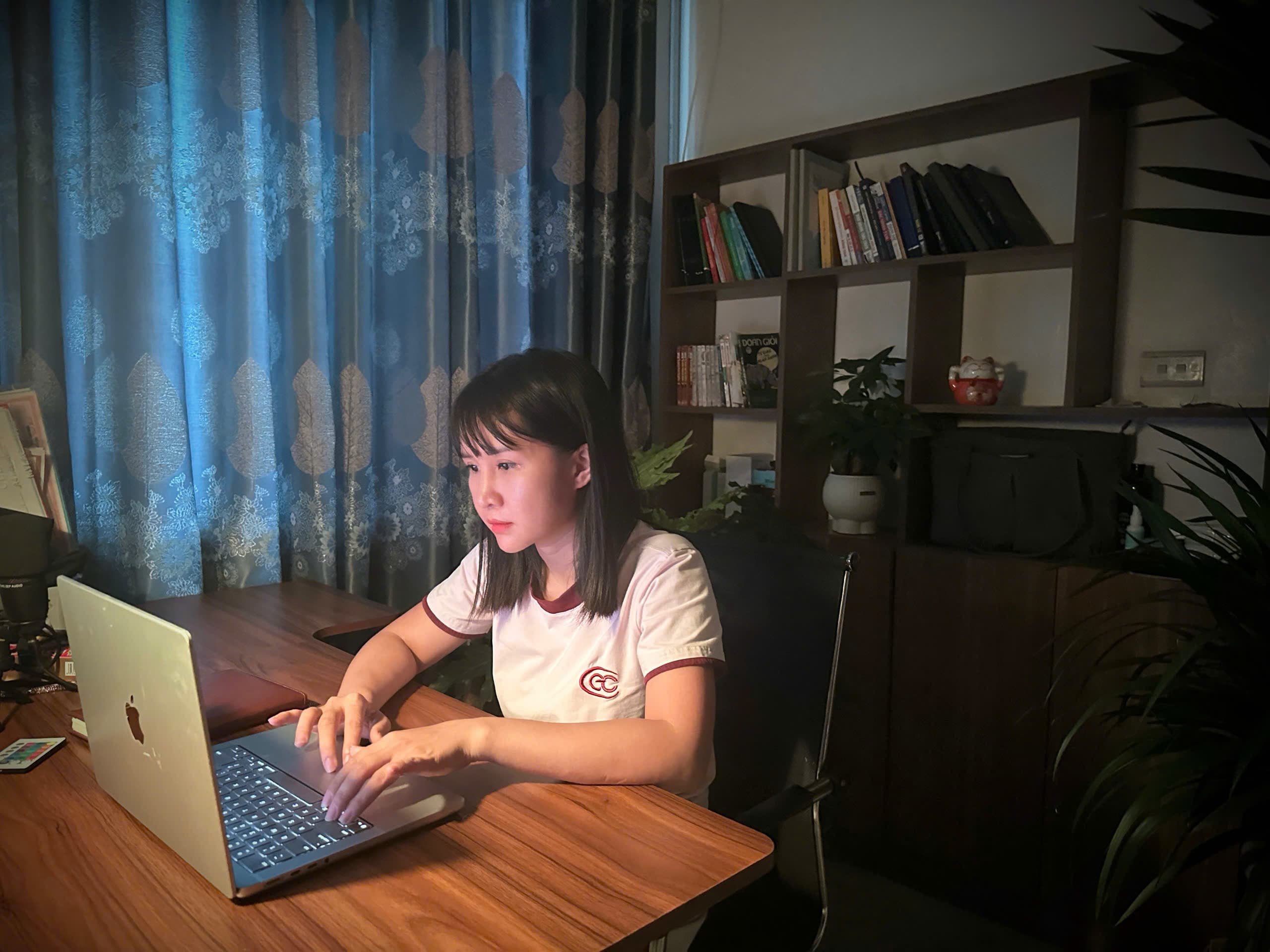 Thuỷ Lê đang làm việc